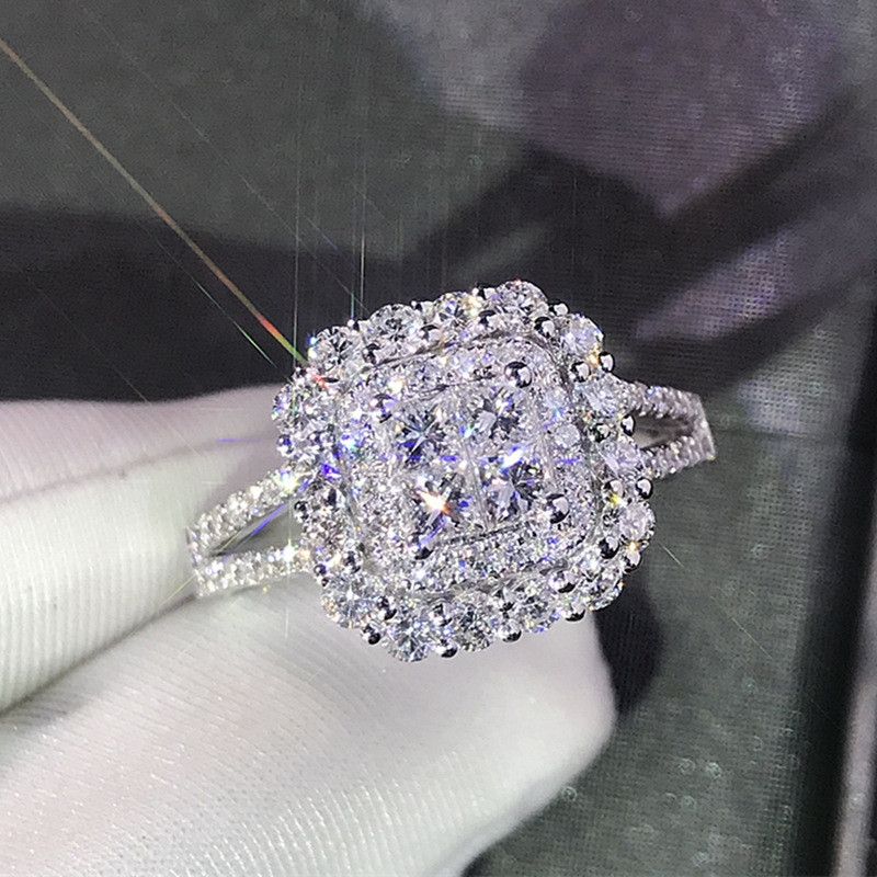 Sparkling Zircon Decor Ring: 