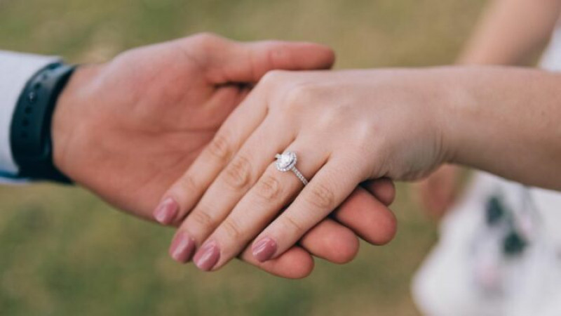 2023 Engagement Ring Trends: From Classic to Contemporary, What's In and What's Out: 