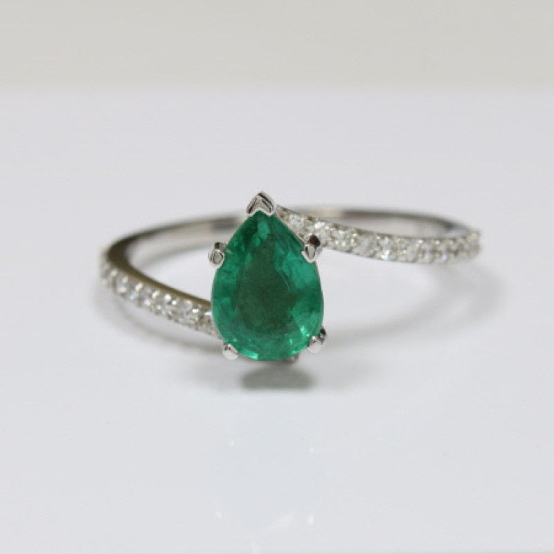 Effortlessly Chic Emerald and Diamond Prong Set Ring: 