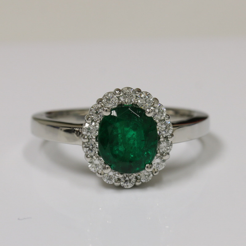 Tips For Choosing Emerald & Diamonds Engagement Ring Settings: 