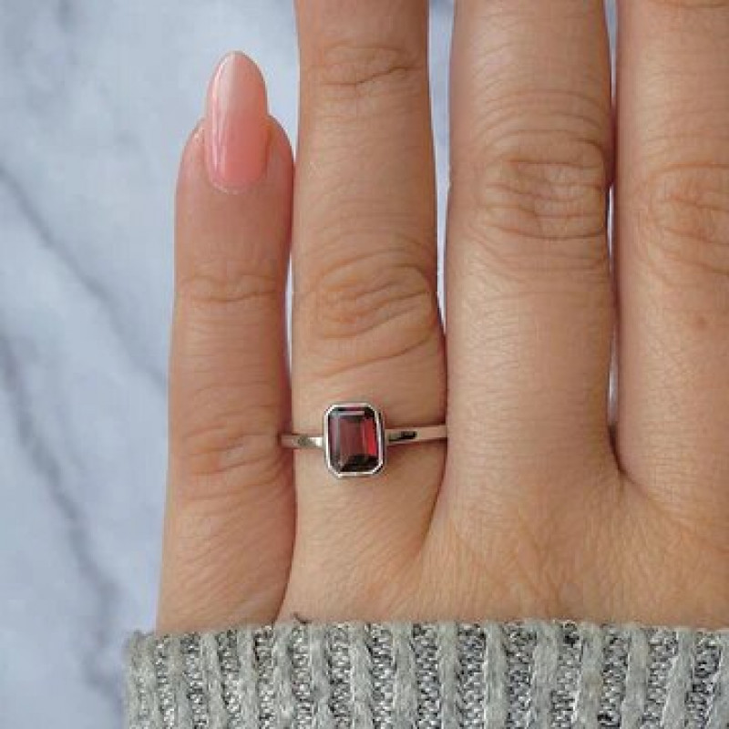 Ignite Your Passion with Sagacia's Elegant Garnet Jewelry: 