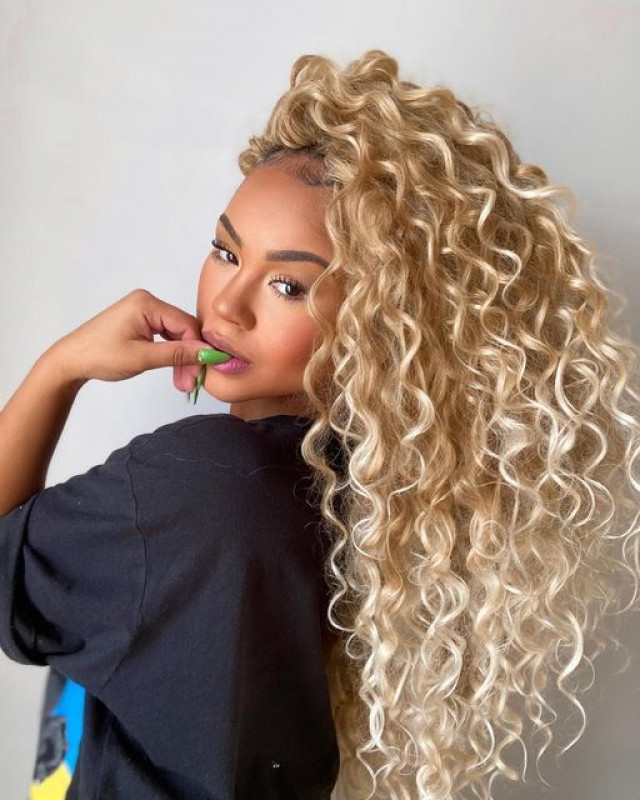 Luxurious Waves with Deep Curly Hair: 