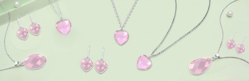 Shimmering Style: Exploring the Beauty of Glass Jewelry: 