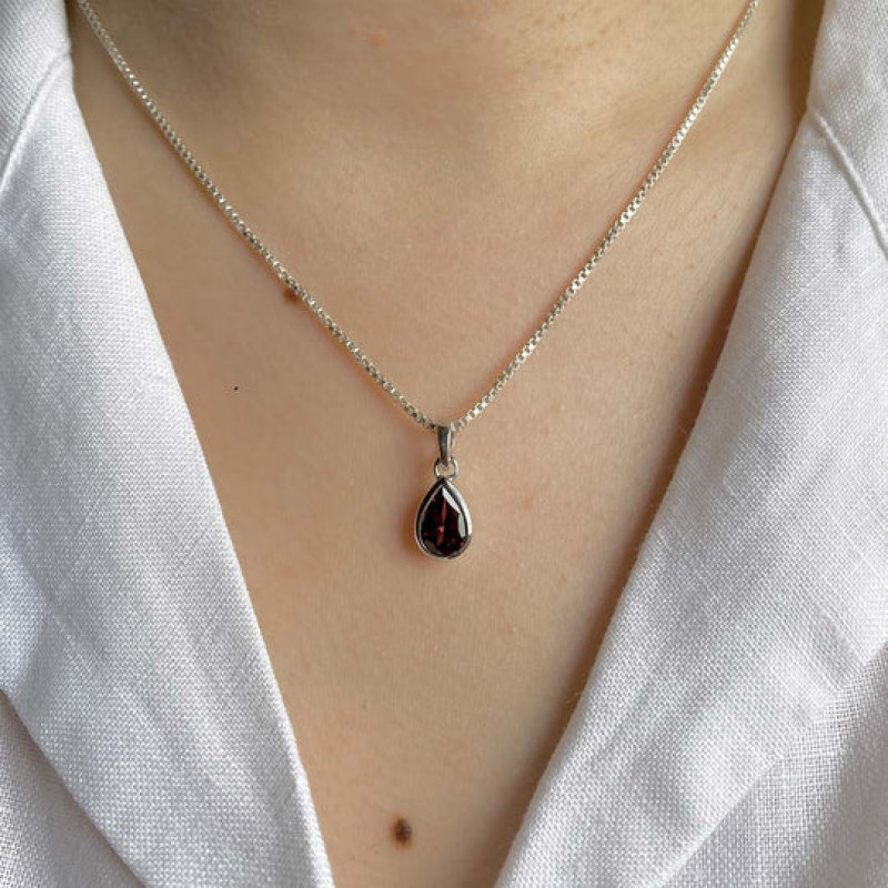 Radiant Beauty: The Timeless Appeal of Garnet Jewelry: 