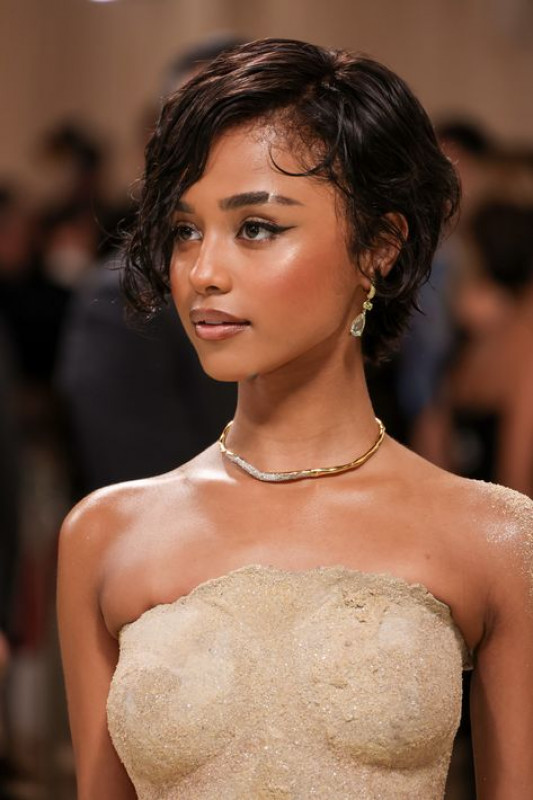 Classic Look With Short Wigs: 