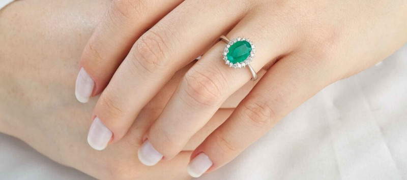 How to Style Emerald Jewelry for a Luxurious and Elegant Look: 