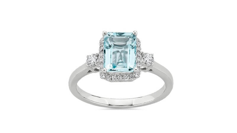 Gorgeous Emerald Cut Aquamarine Diamond Ring: 