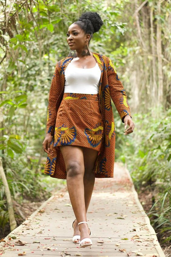 Outfit inspiration with skirt and brown kimono: 