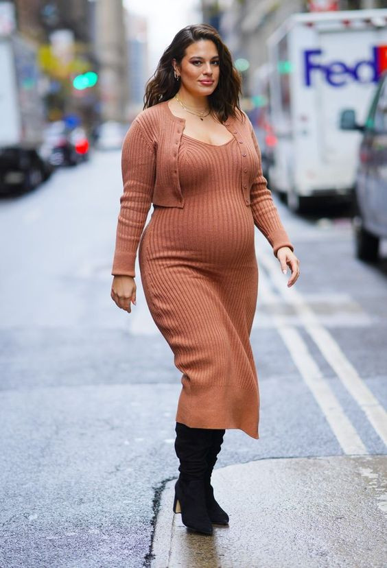 Outfit Ashley Graham, plus-size pregnancy fashion