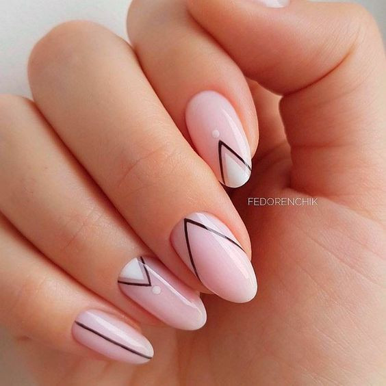 Black lines on pink nails sẽ là sự kết hợp hoàn hảo cho những cô nàng yêu sự nổi bật và cá tính. Với đường viền đen trên tông màu hồng tươi, bạn sẽ được thăng hoa về phong cách và tạo nên điểm nhấn hút ánh nhìn với bất cứ bộ trang phục nào.