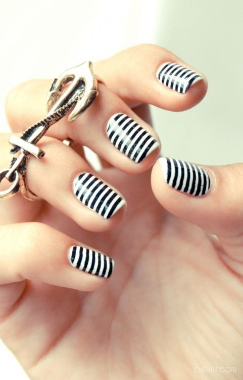 Black and white stripped nail art design: Nail art  