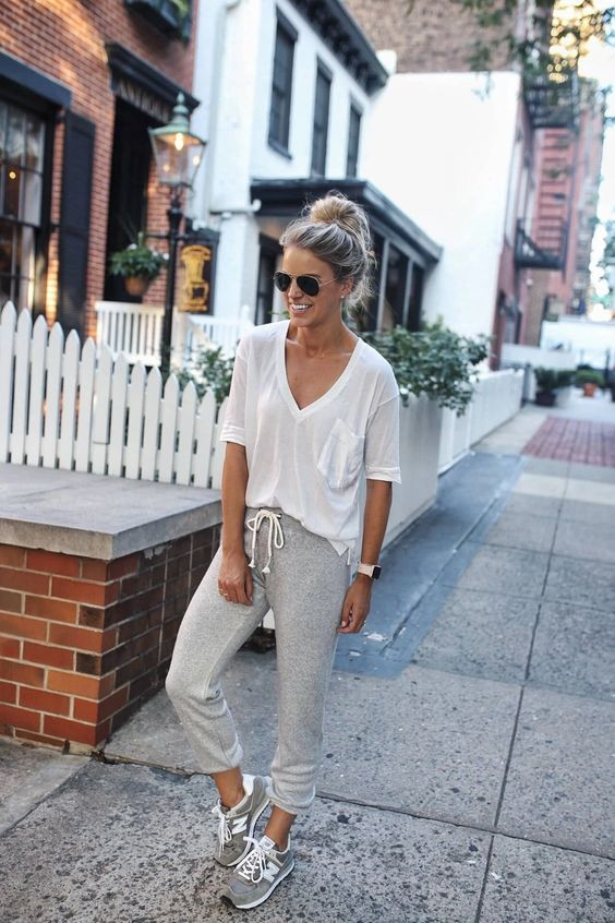 New Balance Outfit, White T-shirt Outfit Ideas With Grey Casual Trouser, Look Calca Jogger Moletom: 