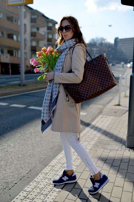 New Balance Outfit, Light Blue Jeans Outfit Ideas With Beige Trench Coat, New Balance 373 Look: 