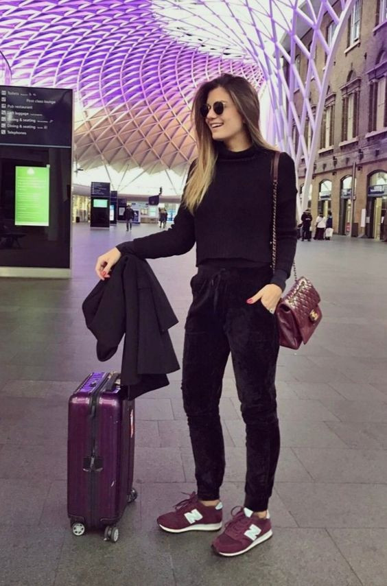 New Balance Outfit, Black Casual Trouser Outfit Ideas With Black Wool Coat, Outfit Para Viajar: 