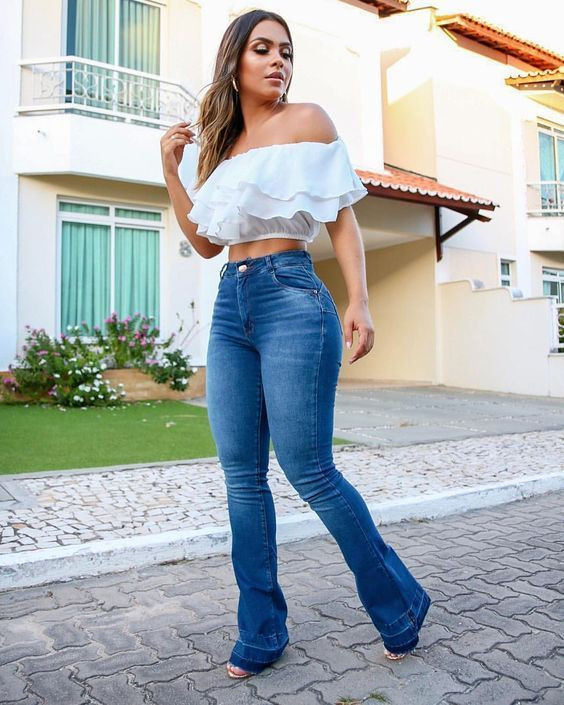 Light Blue Casual Denim Jeans, White Cotton Bardot Tops, Casual Sandals - Look Com Calça Flare: 