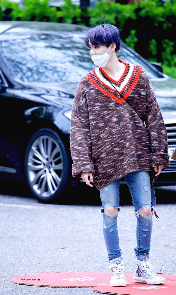 Brown Cardigan, Korean Outfit Designs With Light Blue Casual Trouser, Min Yoongi Berdiri: 