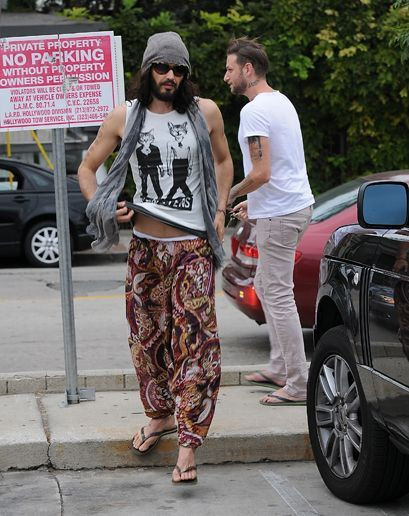 Grey Crop Top, Boho Outfit Trends With Beach Pant, Russell Brand Feet: 