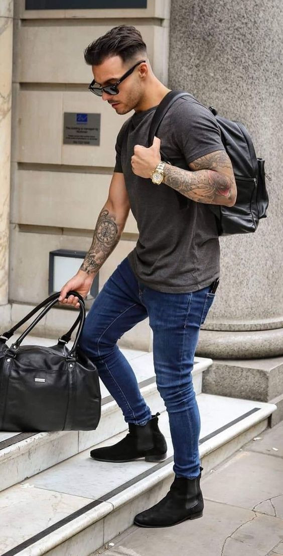 Grey T-shirt, Stylish Black Boots Fashion Outfits With Dark Blue And Navy Jeans, Outfit Botas Chelsea Negras Hombre: 