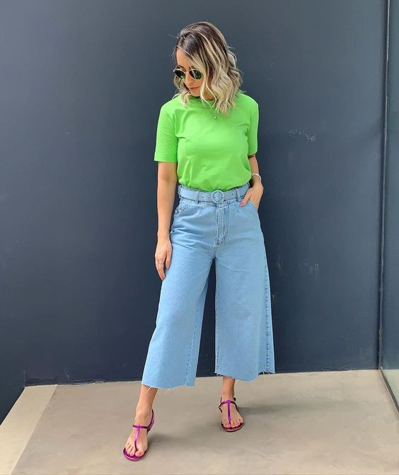 Light Blue Jeans, Culottes Outfit Trends With Green Top, Looks With Pantacourt Jeans: 
