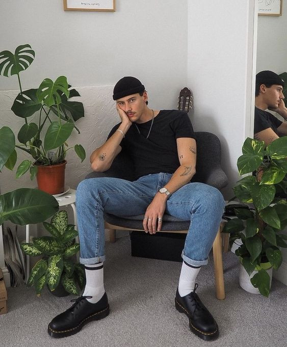 Black T-shirt, Aesthetic Fashion Ideas With Light Blue Casual Trouser, Sitting: 
