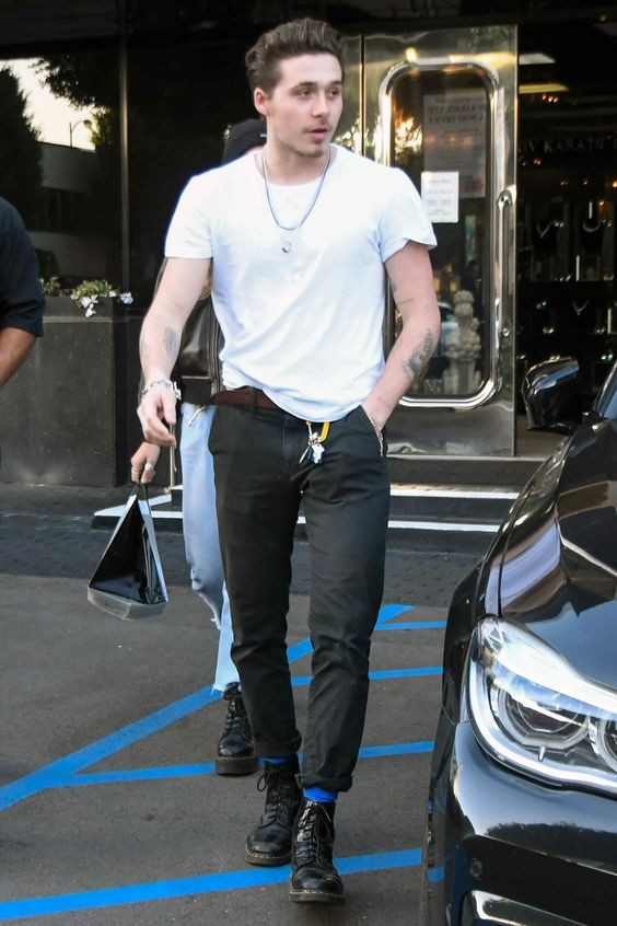 White T-shirt, Dr. Martens Wardrobe Ideas With Black Jeans, Look Brooklyn Beckham: 