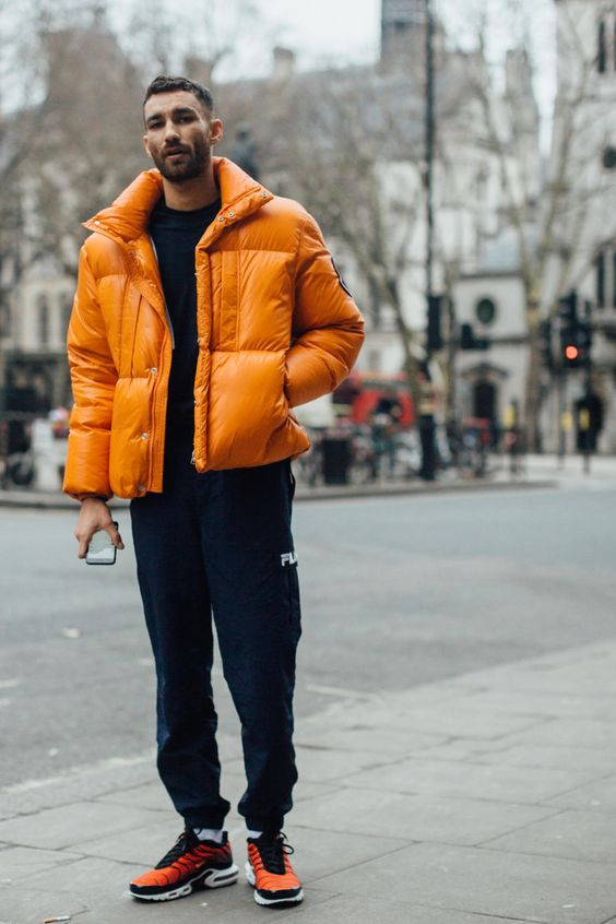 Yellow Puffer Jacket, Winter Outfit Trends With Dark Blue And Navy Sweat Pants, Streetwear Puffer Jacket Outfit Men: 