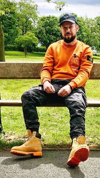 Orange Sweatshirt, Timberland Boot Attires Ideas With Grey Leather Trouser, Jogger Con Botas Timberland: 