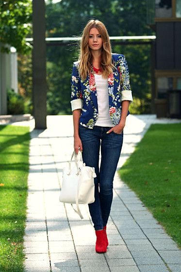 Printed Blazer Clothing Ideas With Dark Blue And Navy Casual Trouser, Floral Blazer Style: 