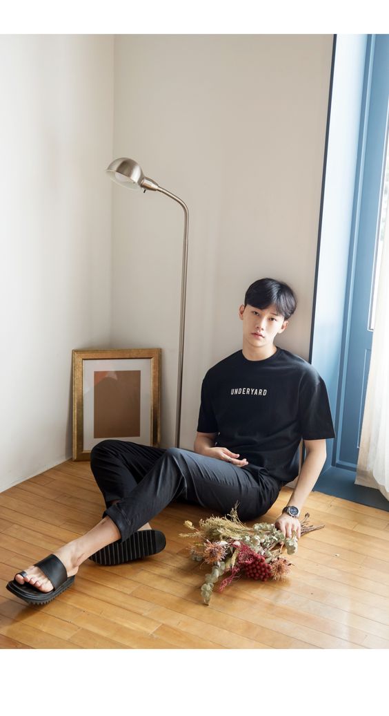 Black Sweatshirt, Korean Attires Ideas With Black Trouser, Sitting: 