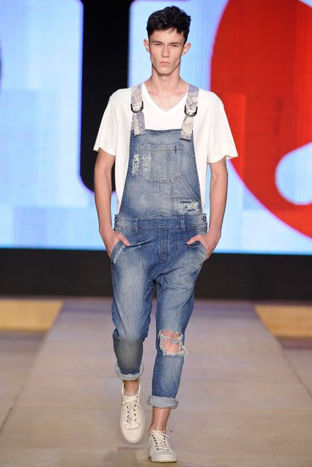 White Upper, Men's Overall Outfits Ideas With Low cut white upper, Looks Masculinos Com Jardineira: 