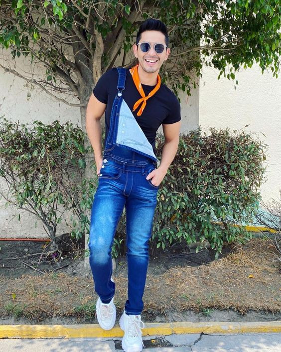 Dark Blue And Navy T-shirt, Men's Overall Clothing Ideas With Light Blue Casual Trouser, Jeans: 
