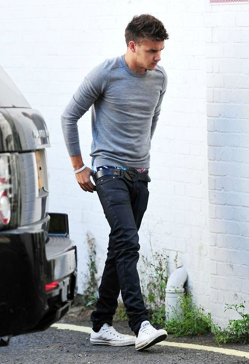 Light Blue T-shirt, Full Sleeve Outfits With Black Cargo, Men's White Converse With Jeans: 
