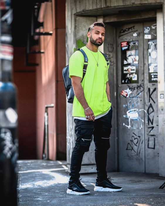 Green Polo-shirt, Neon Fashion Wear With Black Jeans, Look Masculino Neon |  Men's clothing, blusa verde fosforescente