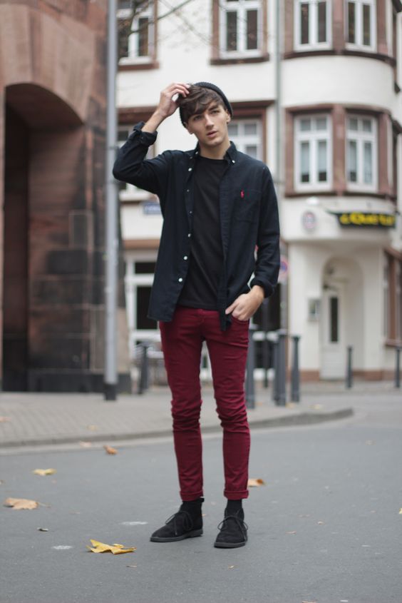 Red Casual Trouser, Men's Clothing Ideas With Black Shirt, Look Calça Vinho Masculina: 