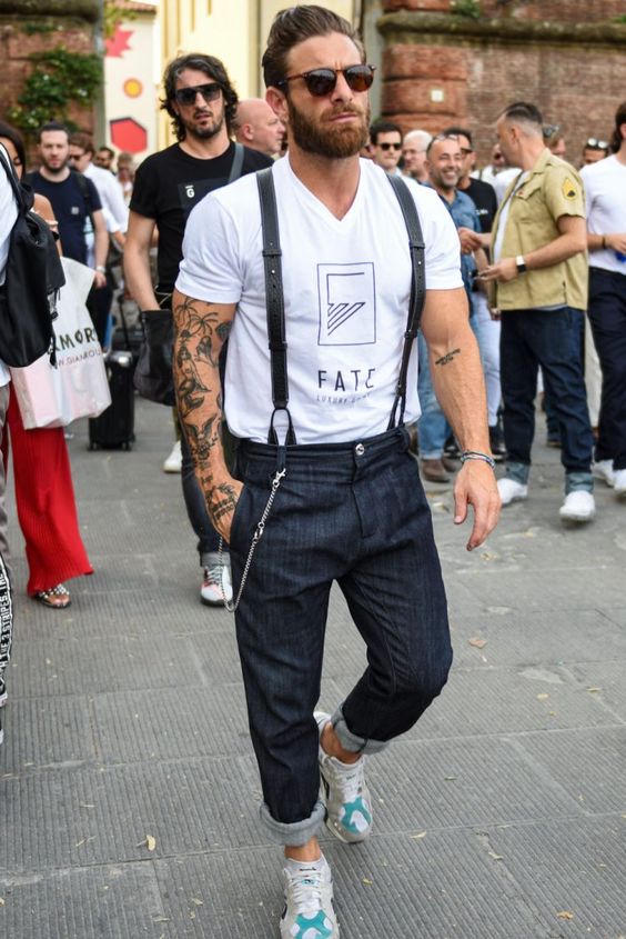 T-shirt, Suspenders Fashion Outfits With Dark Blue And Navy Jeans, Bretelle Avec T Shirt: 
