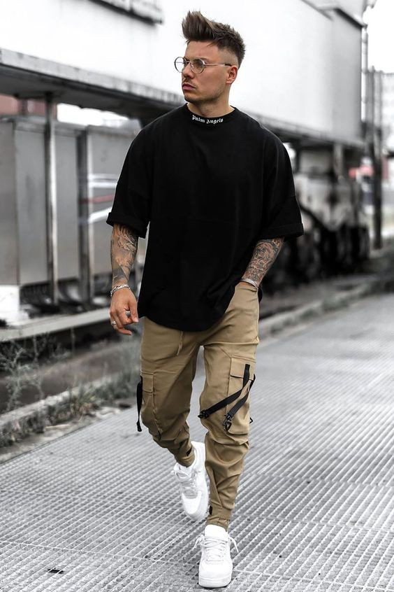 Beige Casual Trouser, Cargo Outfit Trends With Black T-shirt, Cargo Pants Outfit Men: 