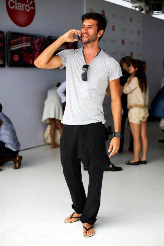 Grey T-shirt, Men's Summer Wardrobe Ideas With Black Beach Pant, Men's Black Jeans Outfit Summer: 