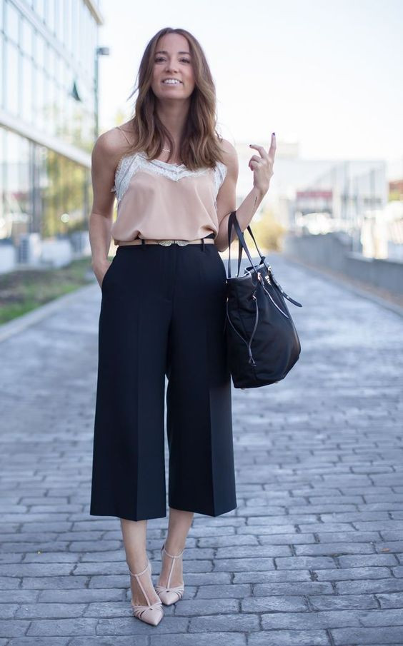 Black Casual Trouser, Square Pants Outfits Ideas With Sleeveless Blouse Top, Pantalon Culotte: 