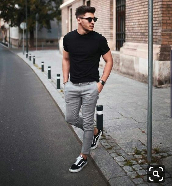 Black T-shirt, Birthday Outfit Trends With Grey Casual Trouser, Outfit Pantalon Gris Hombre: 