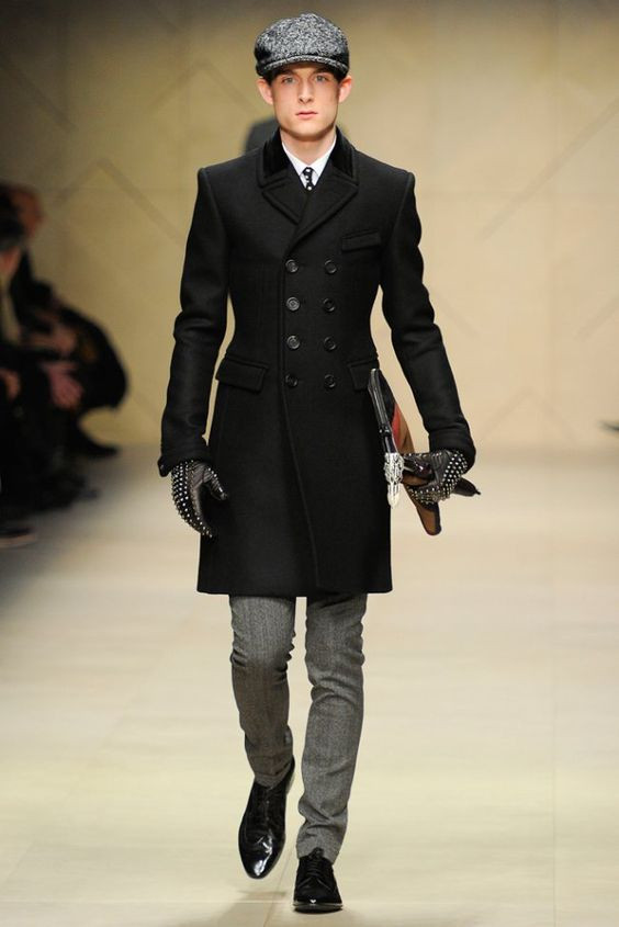 Black Wool Coat, Gloves Fashion Wear With Grey Casual Trouser, Outfit Natale 2022 Uomo: 