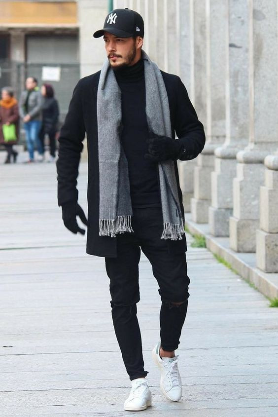 Grey Upper, Gloves Attires Ideas With Black Sweat Pant, Men's Winter Style 2022: 