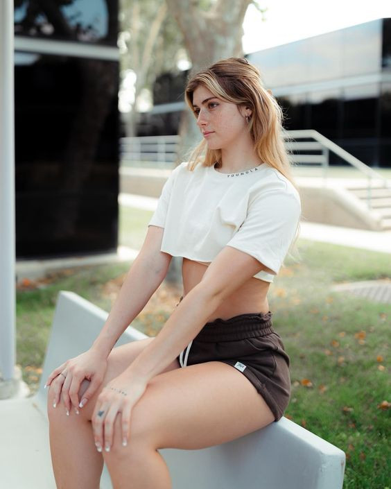 Aww, look at her making those brown shorts look super hot!: beauty,  faith ordway,  Long hair  