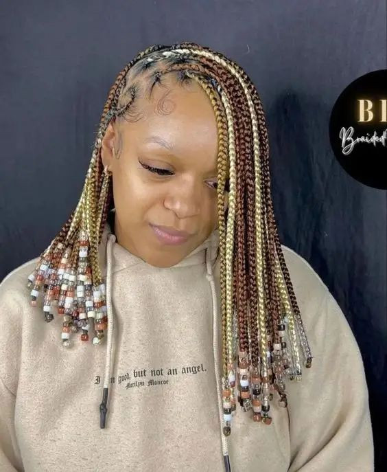 Those glittering knotless braids are looking fabulous, especially with that crystal bead finish: braids with 2 colors,  protective hairstyle,  Box braids,  Long hair  