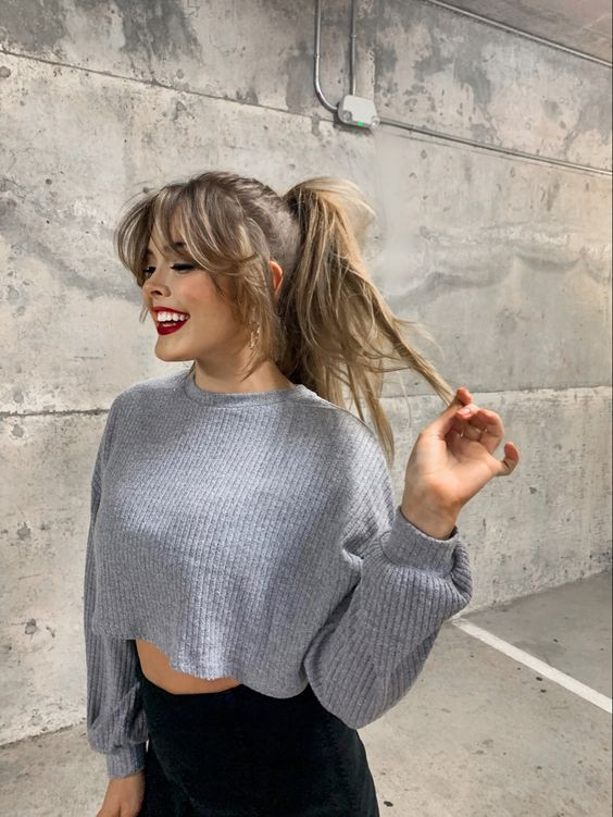Looking like a total street style queen with that flicky ponytail and bangs, it's seriously wow!: 
