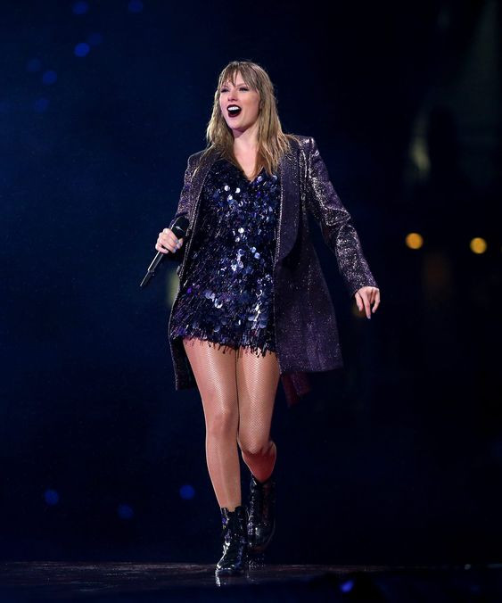 Taylor Swift's twilight performance look was just stunning, with those midnight sequins and starry skies: 