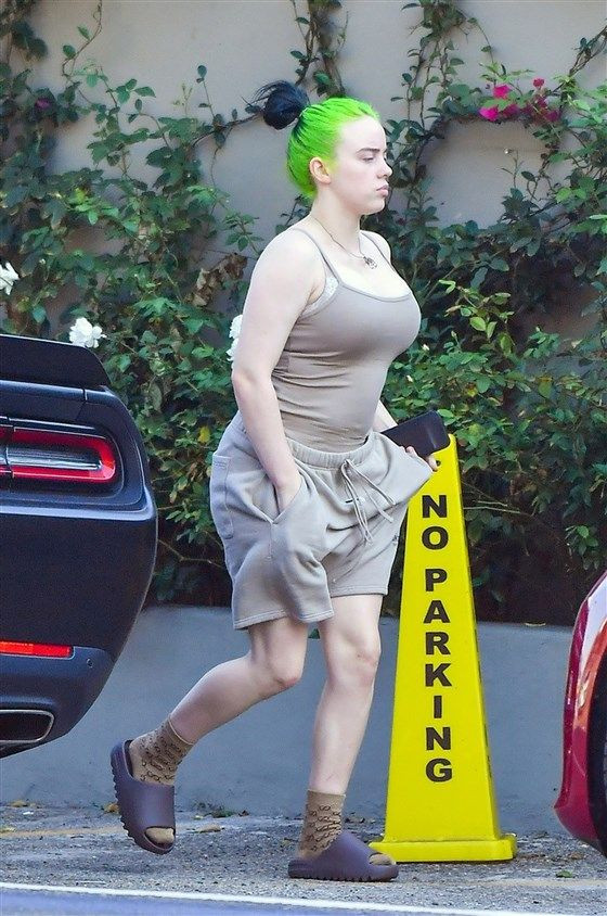 Looking graceful in her coordinated tank top, shorts, and earthy boots: 