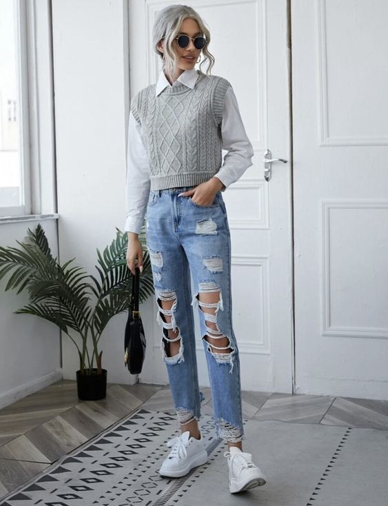 Ease into Sunday with a soft knit sweater vest complemented by rugged denim: outfit chaleco tejido mujer,  women's jumper,  Crop top,  tank top  