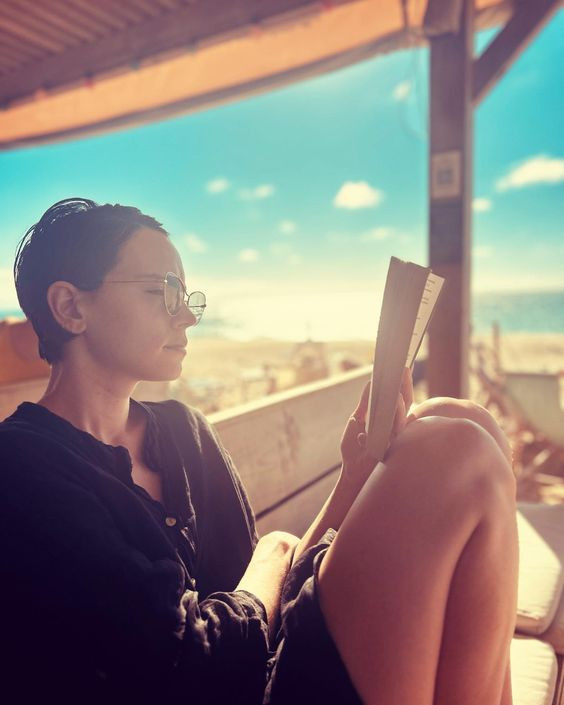 Daisy Ridley is looking bookish and beautiful! How does she make being intellectual look so hot?: daisy ridley  